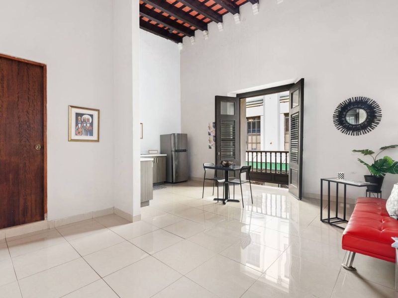 Central 1BR Apt w: 2 balconies